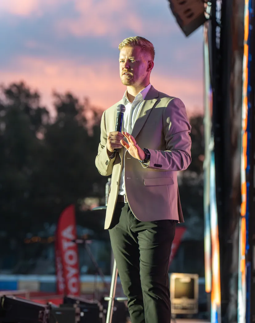Johandre Potgieter op die verhoog teen sonsondergang.