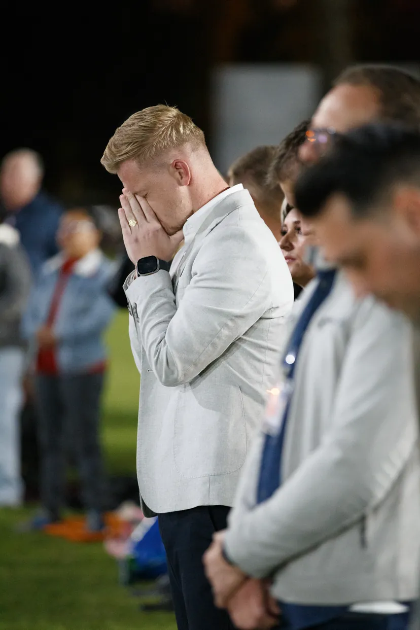 Johandre Potgieter in gebed, hande voor sy gesig.