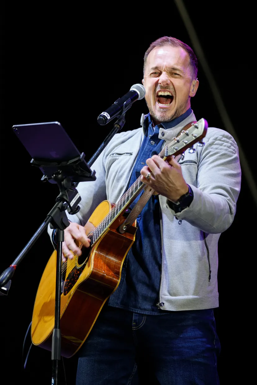 Heinz Winckler sing met sy kitaar by ’n vorige aand.